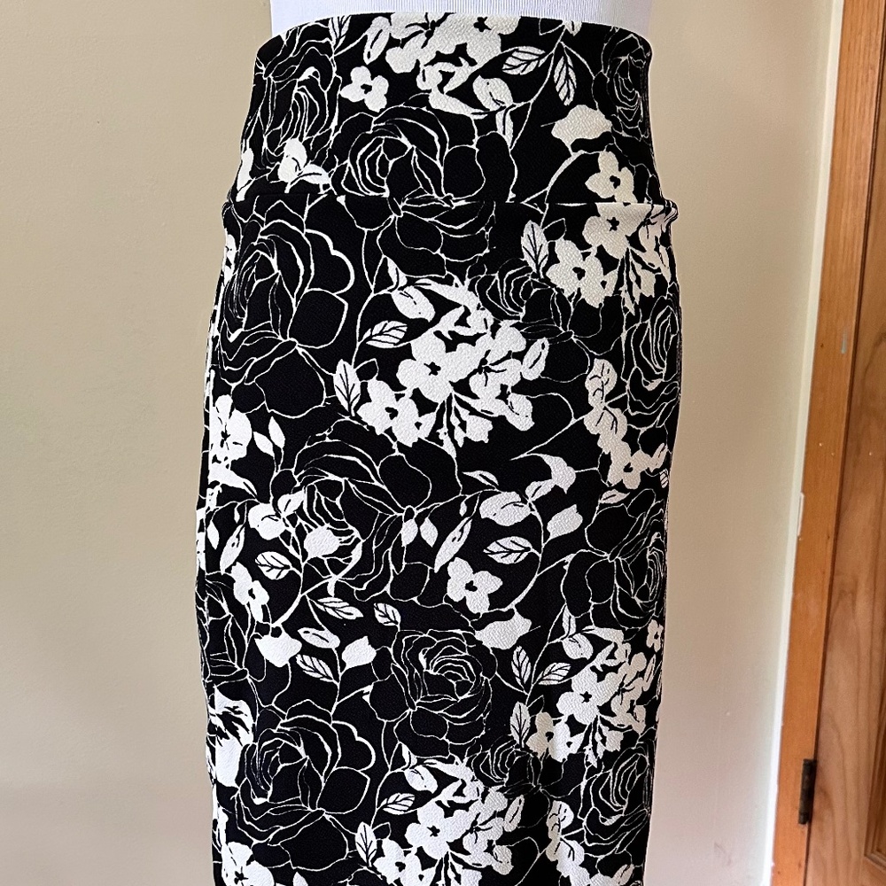 Agnes & Dora Black w/White Rose Floral Print Pencil Skirt